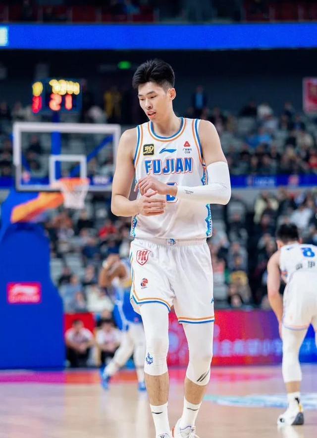 CBA赛场上的囧事频出，球员们也有美好笑容