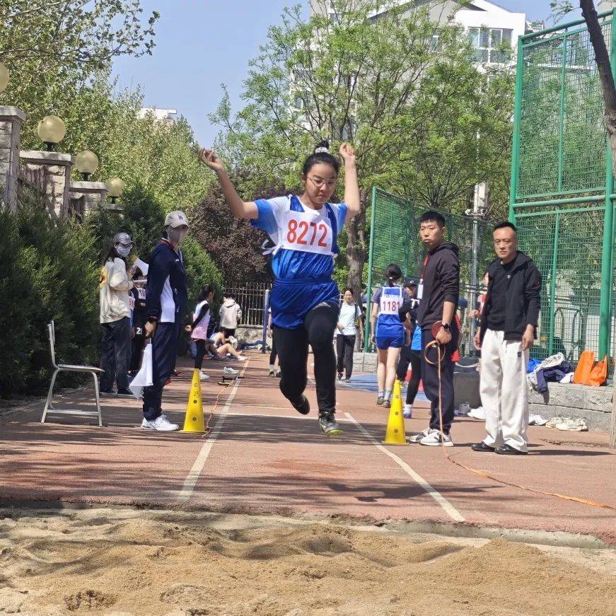 运动员们在角逐中奋力拼搏，向着荣誉冲刺的简单介绍