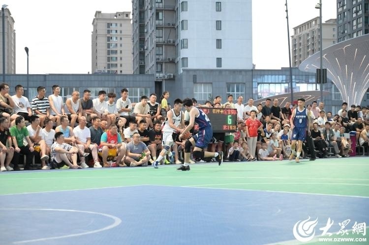 爱游戏在线-篮球比赛呈现激烈对抗，观众欢呼声连连