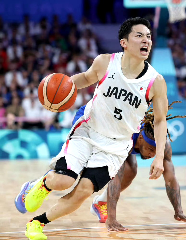 篮球健将勇创佳绩，成就绝妙表现