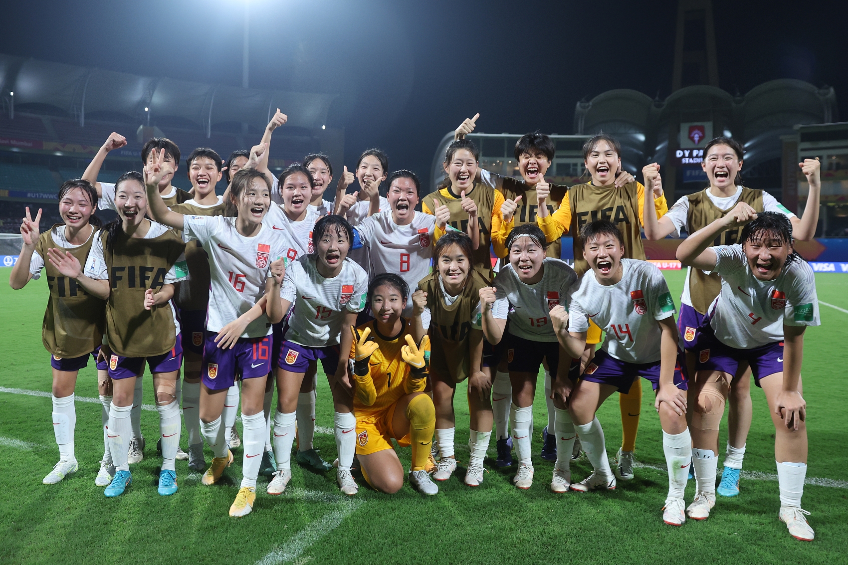 国际女足赛场惊险刺激，团队配合默契连战连胜的简单介绍