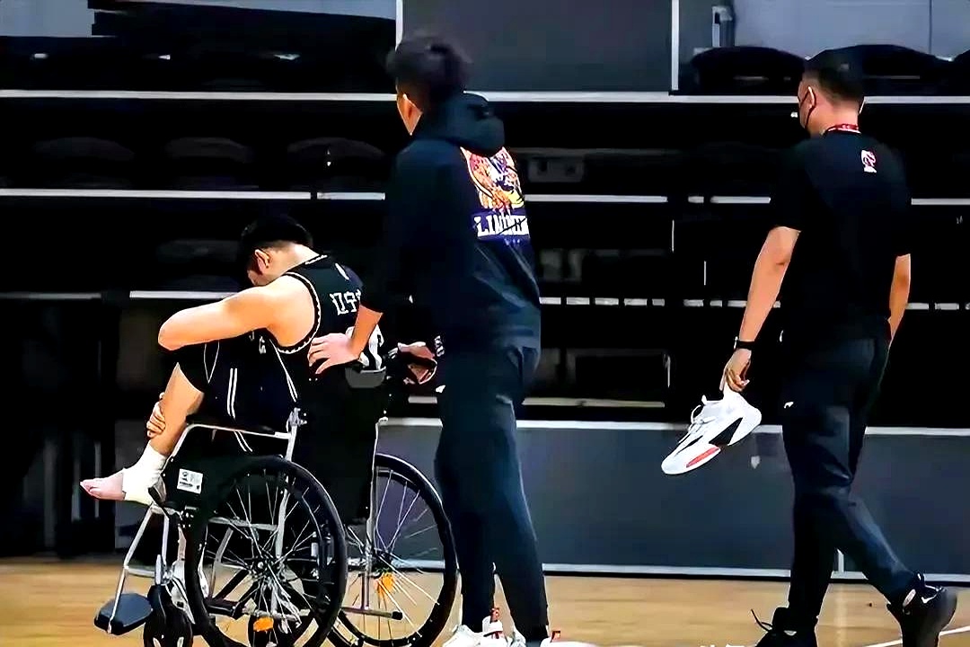 篮球名宿举办训练营，球迷近距离接触偶像的简单介绍