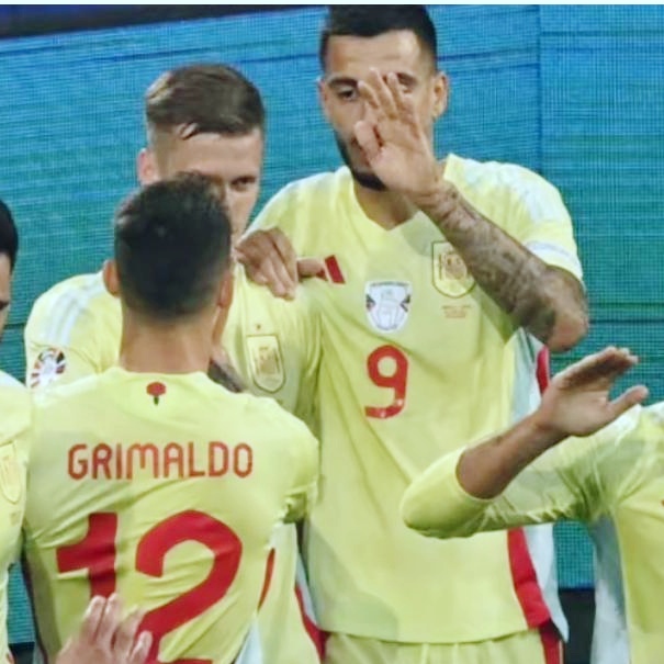 欧洲足球争霸战激情拉开,各路强队实力对决,谁与争锋 欧洲足球争霸战激情拉开,各路强队实力对决,谁与争锋