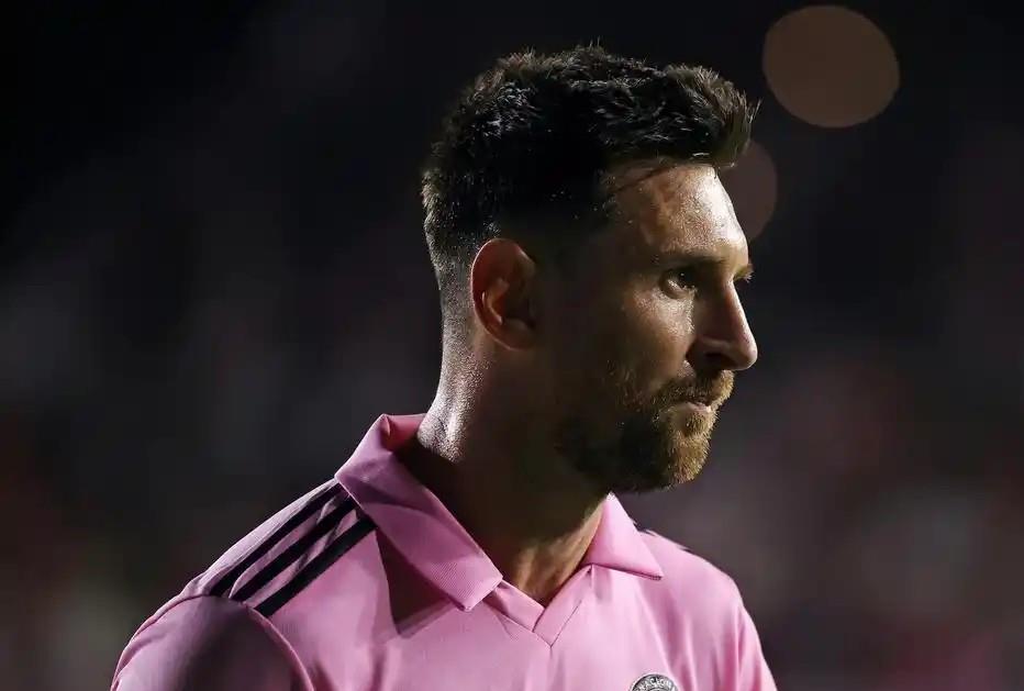 爱游戏app下载-梅西助巴黎胜利，巴萨遭逆转惨败